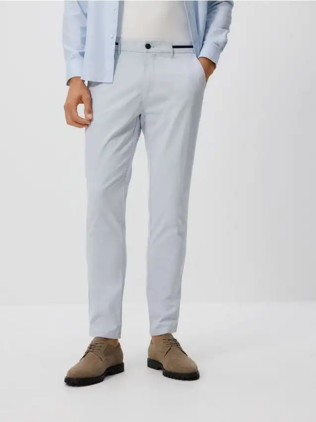 Pantaloni chino con pince Colore blu pallido