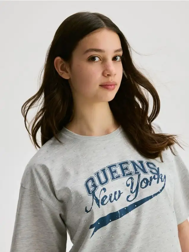 Maglietta con cristalli e stampa Colore grigio chiaro