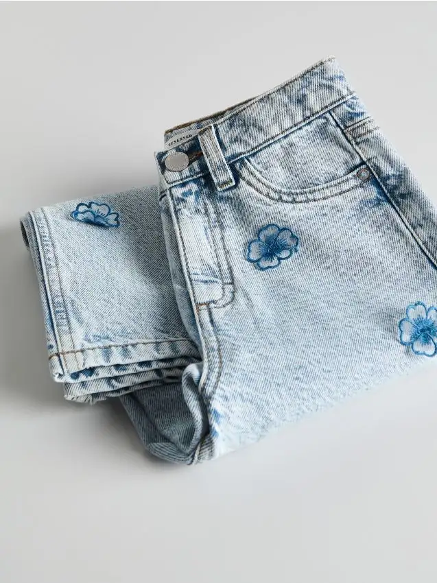 Jeans mom fit con applicazioni 3D Colore blu