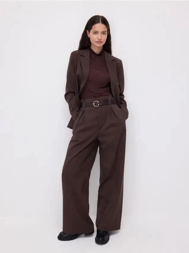 Pantaloni ampi con piega e cintura Colore marrone scuro