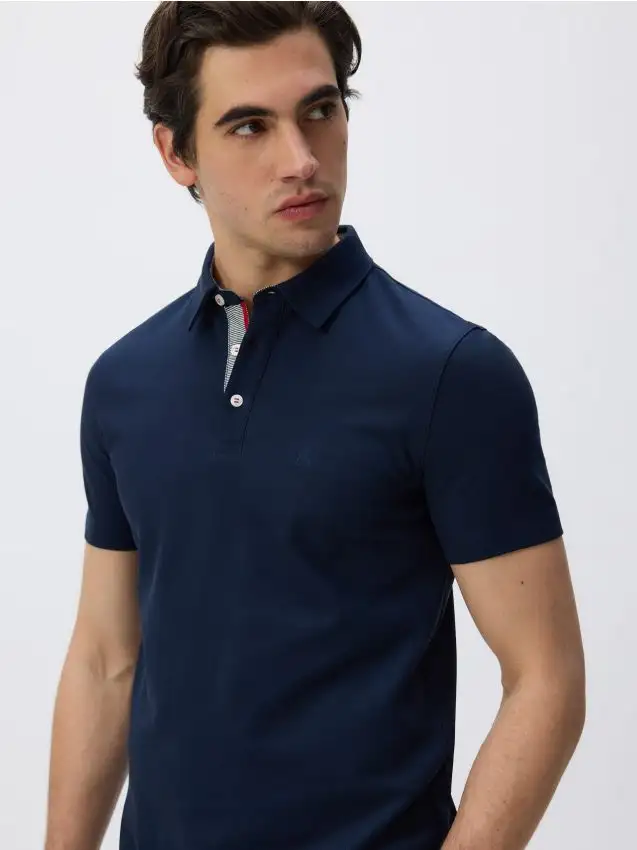 Polo con ricamo Colore blu scuro