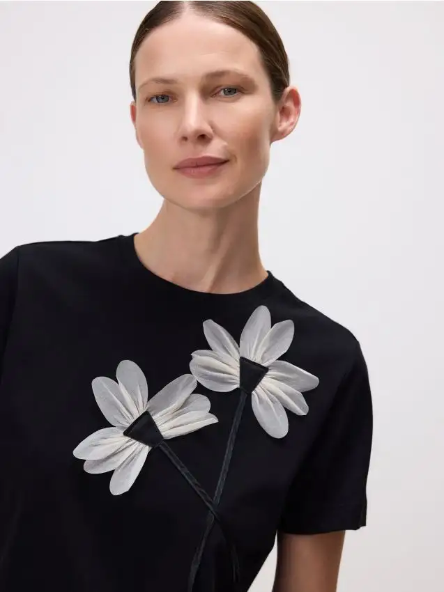Camiseta con applicazione floreale Colore nero