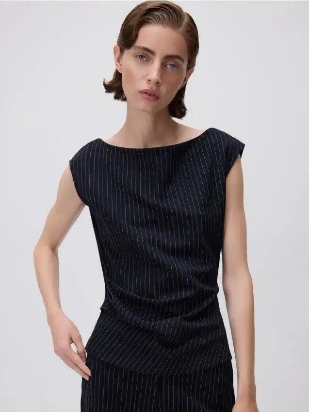 Blusa con dettaglio drappeggiato Colore blu scuro