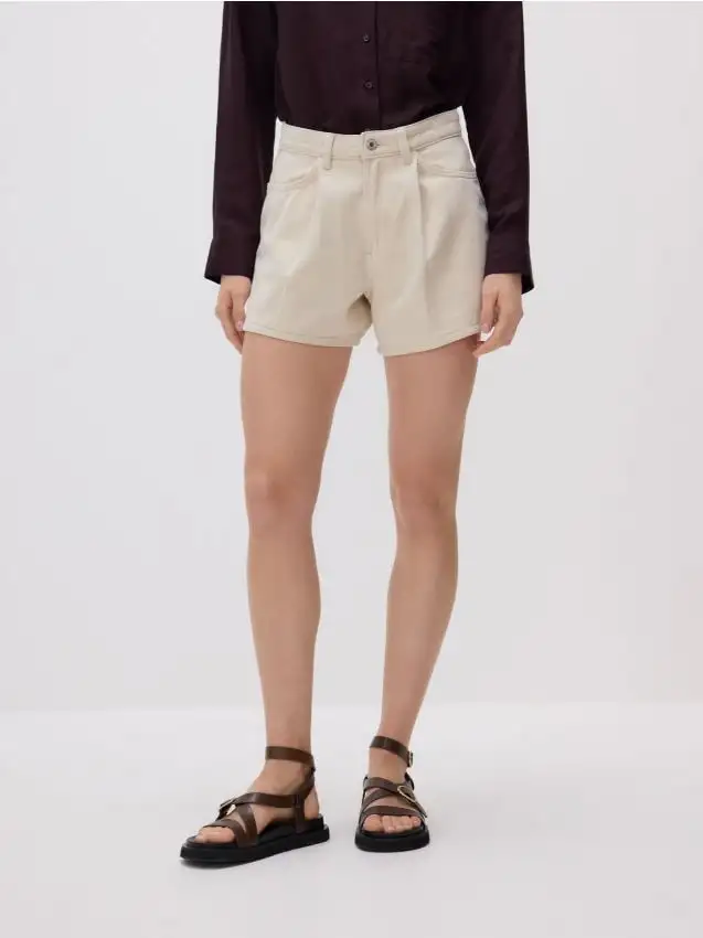 Shorts di jeans con pieghe Colore panna