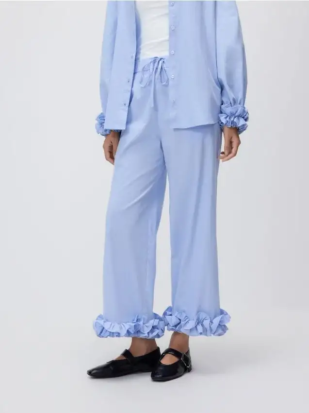 Pantaloni con volant Colore blu pallido