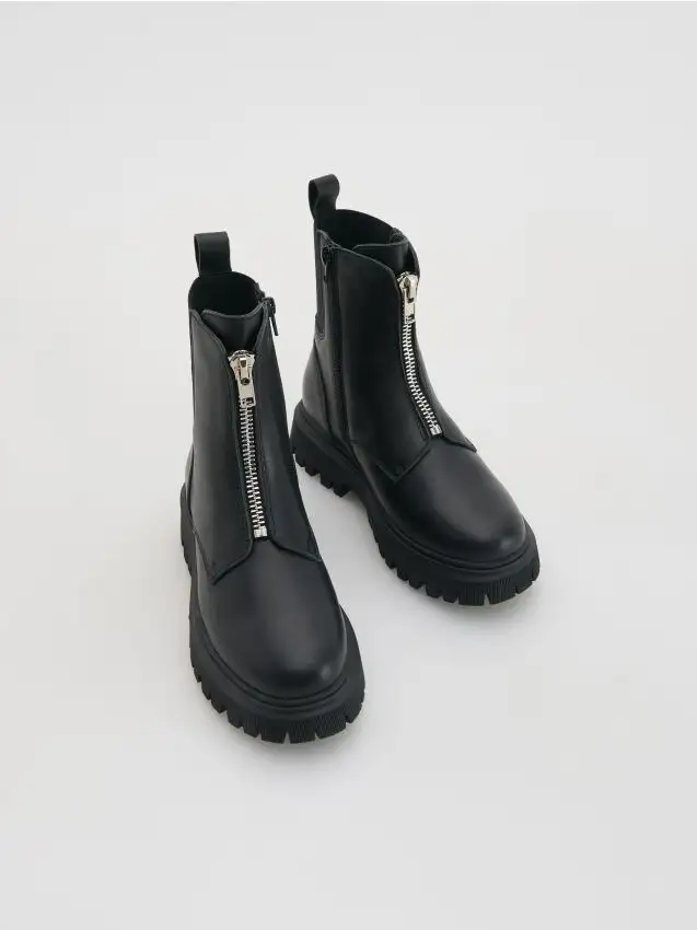 Stivaletti in pelle con zip sul davanti Colore nero