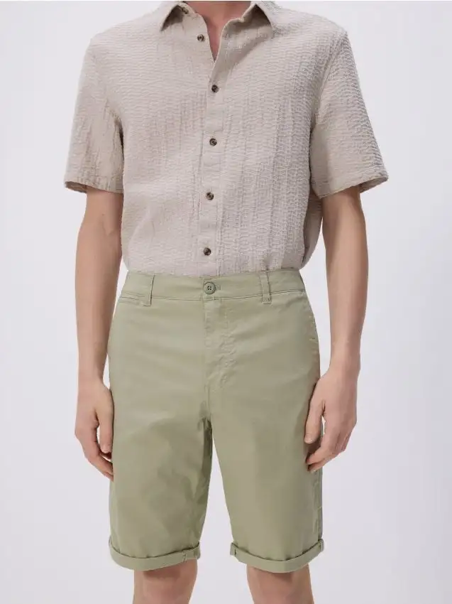 Pantaloncini chino slim Colore verde oliva chiaro