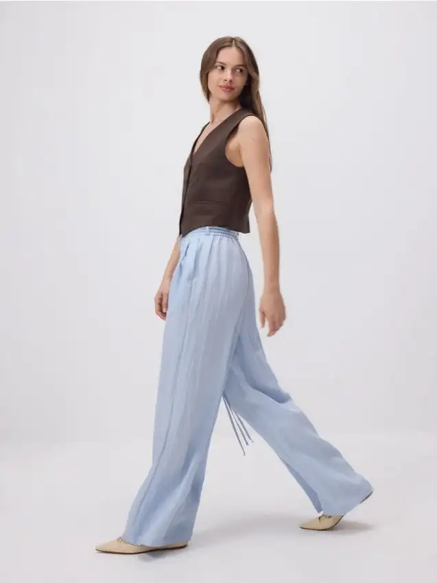 Pantaloni ampi con cintura Colore blu pallido