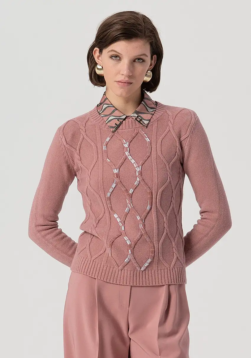 Maglia slim con punto treccia e baguette applicate