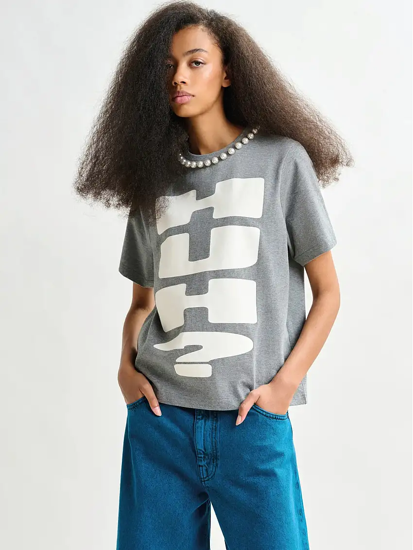 T-shirt con Maxi Stampa e Perle Grigio