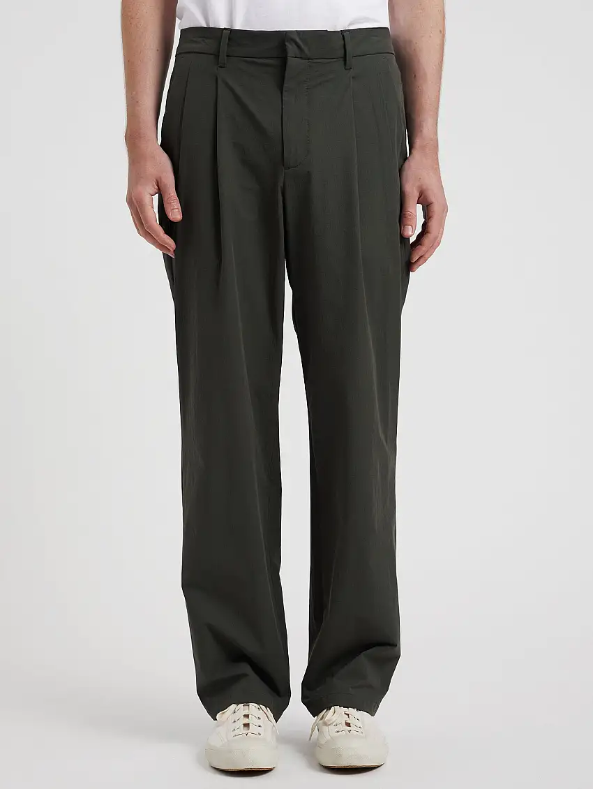 Pantaloni con Doppie Pinces in Tessuto Leggero Verde Oliva