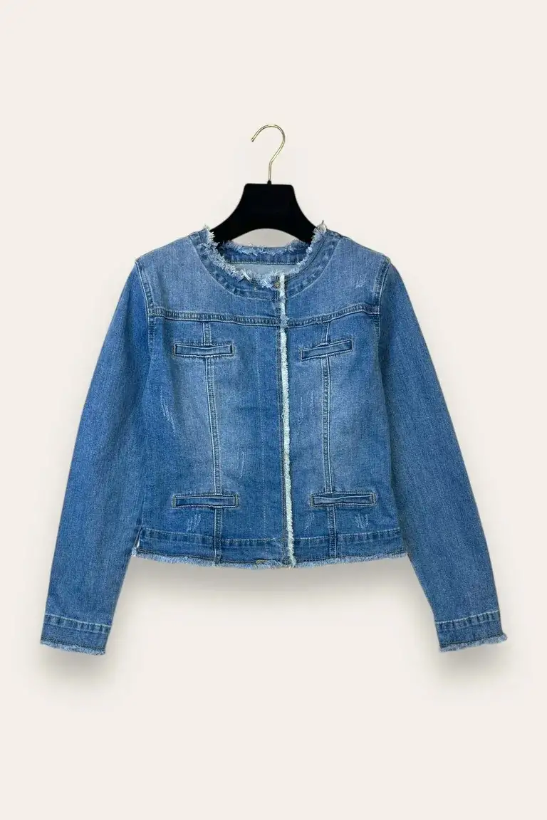Giacca girocollo in jeans con profili sfrangiati