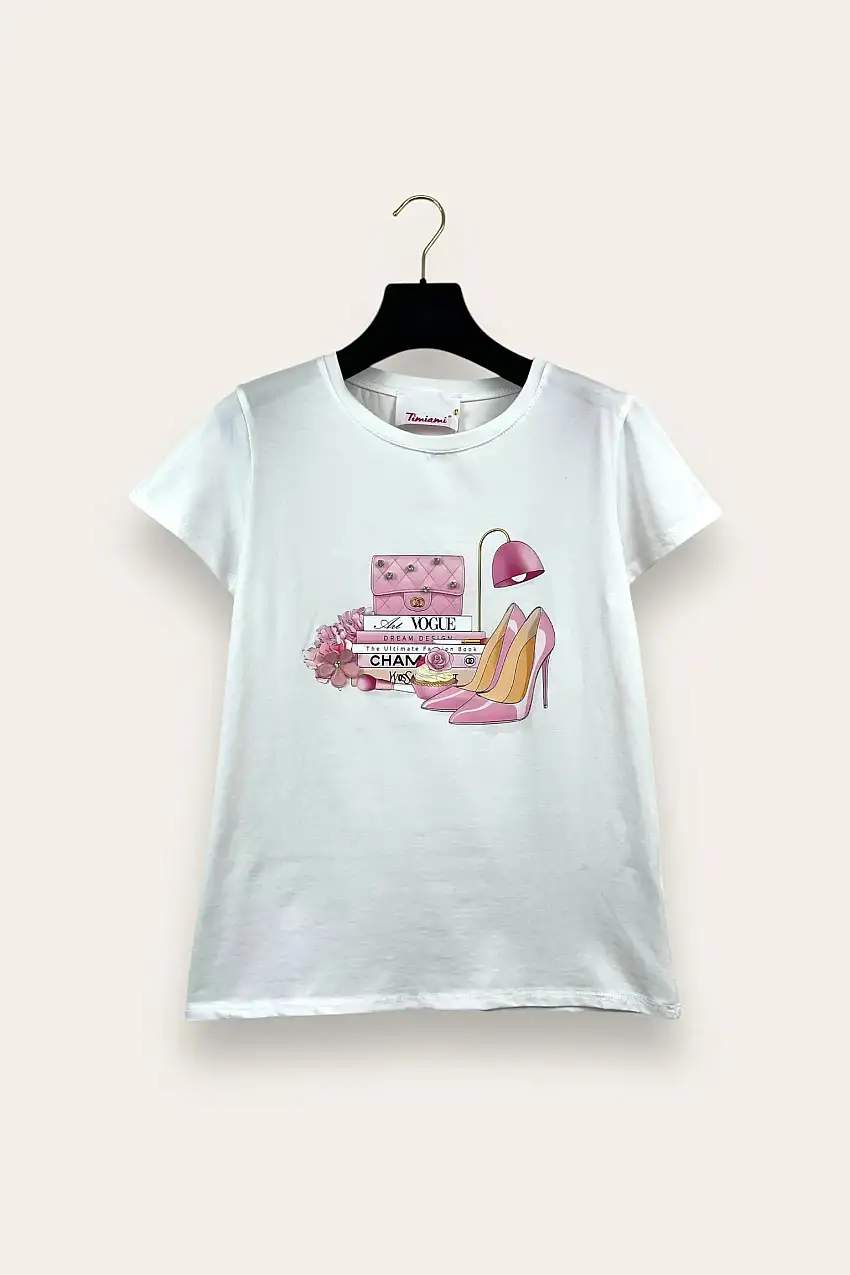 T-shirt con stampa borsa, libri, lampada e tacco