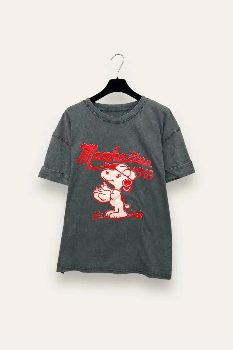 T-shirt stone wash con stampa snoopy e scritta Manhattan 1969
