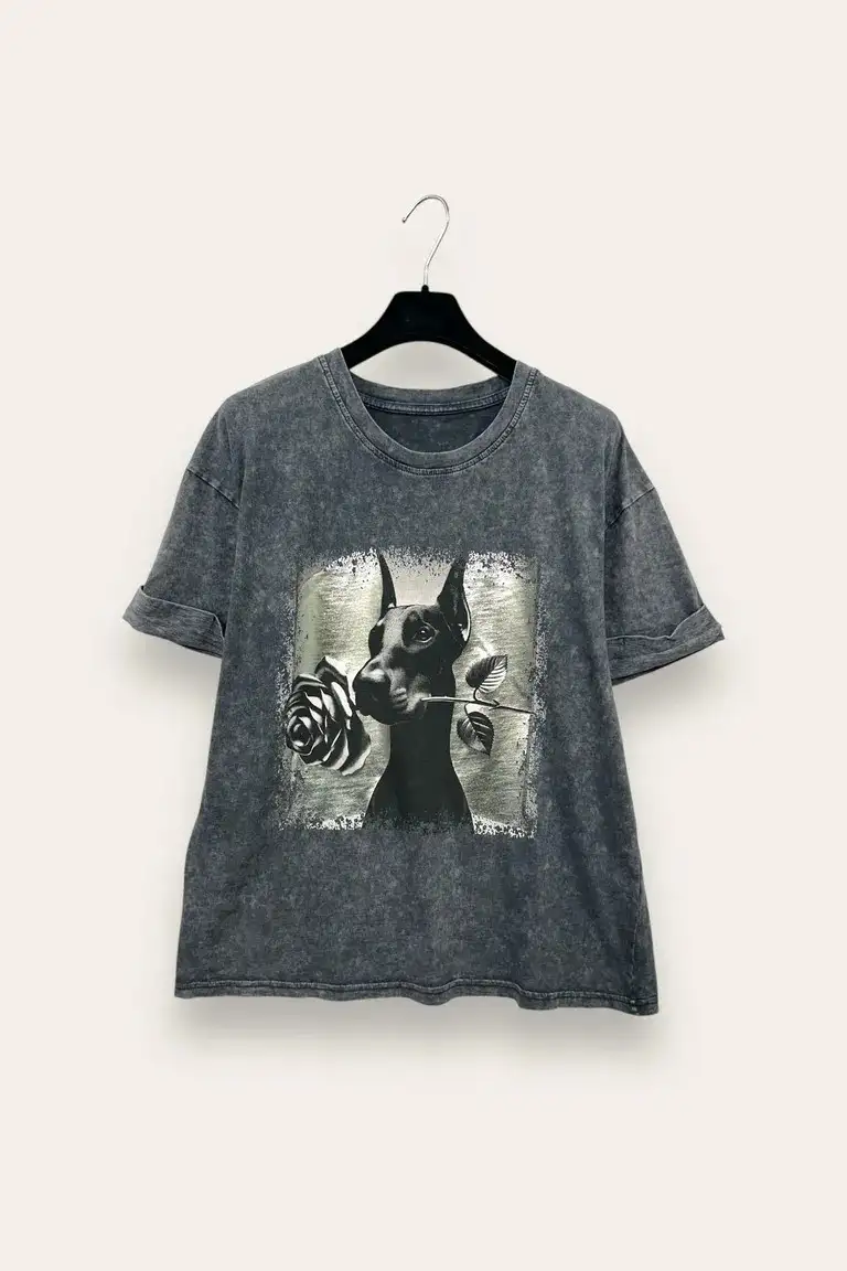 T-shirt stone wash con stampa cane e satinata
