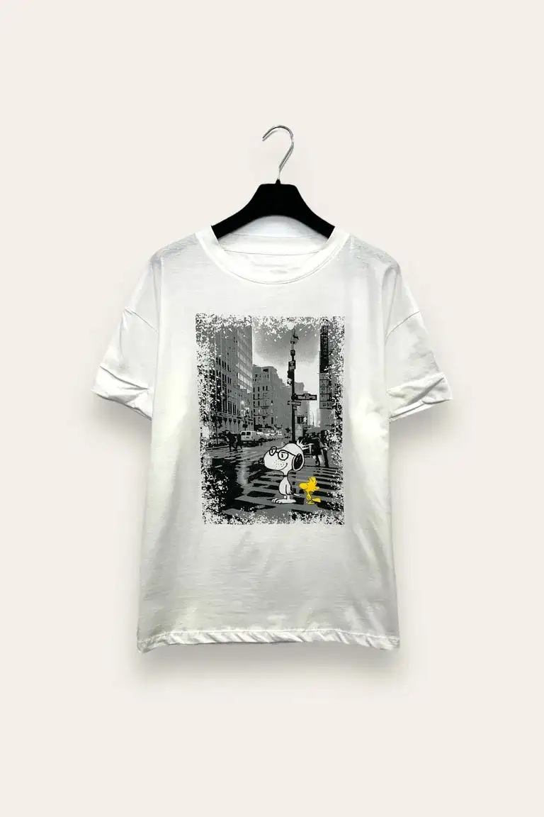 T-shirt stampa con snoopy in città e brillantini