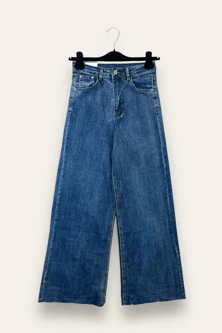 Jeans a palazzo con taglio vivo al fondo