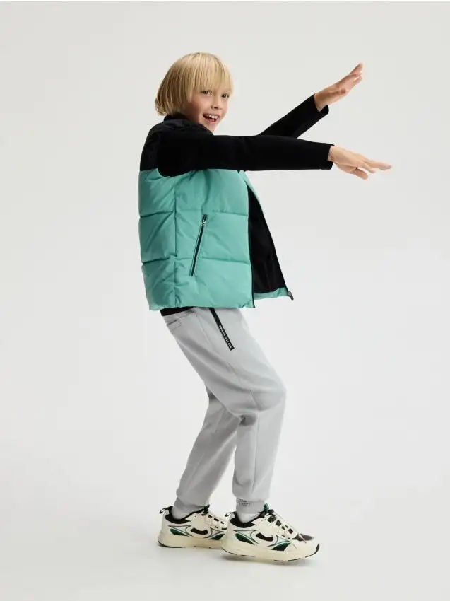 Gilet trapuntato con tasche Colore verde petrolio