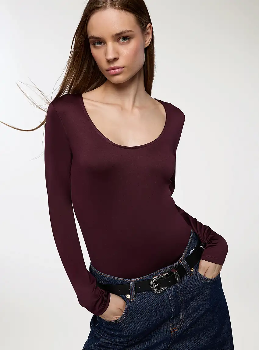 T-shirt elasticizzata scollo tondo Prugna