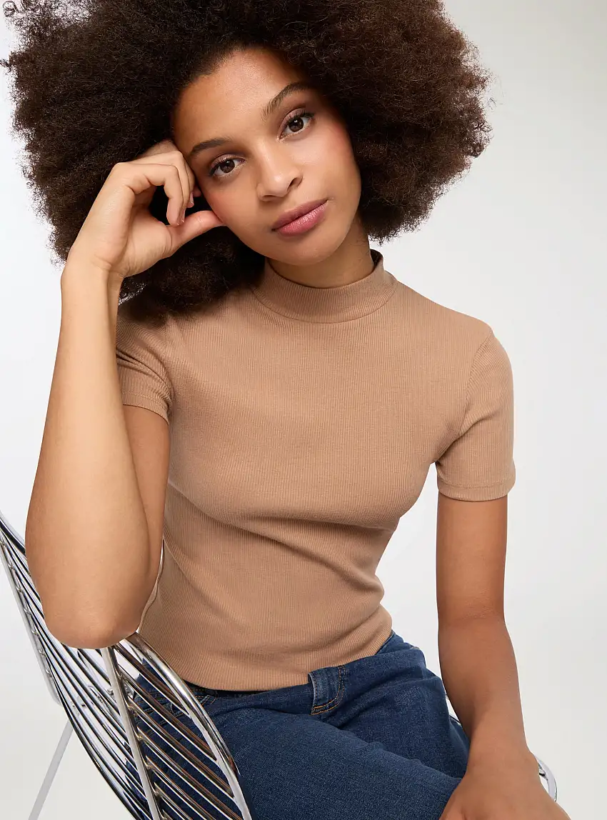 T-shirt lupetto a costine Beige