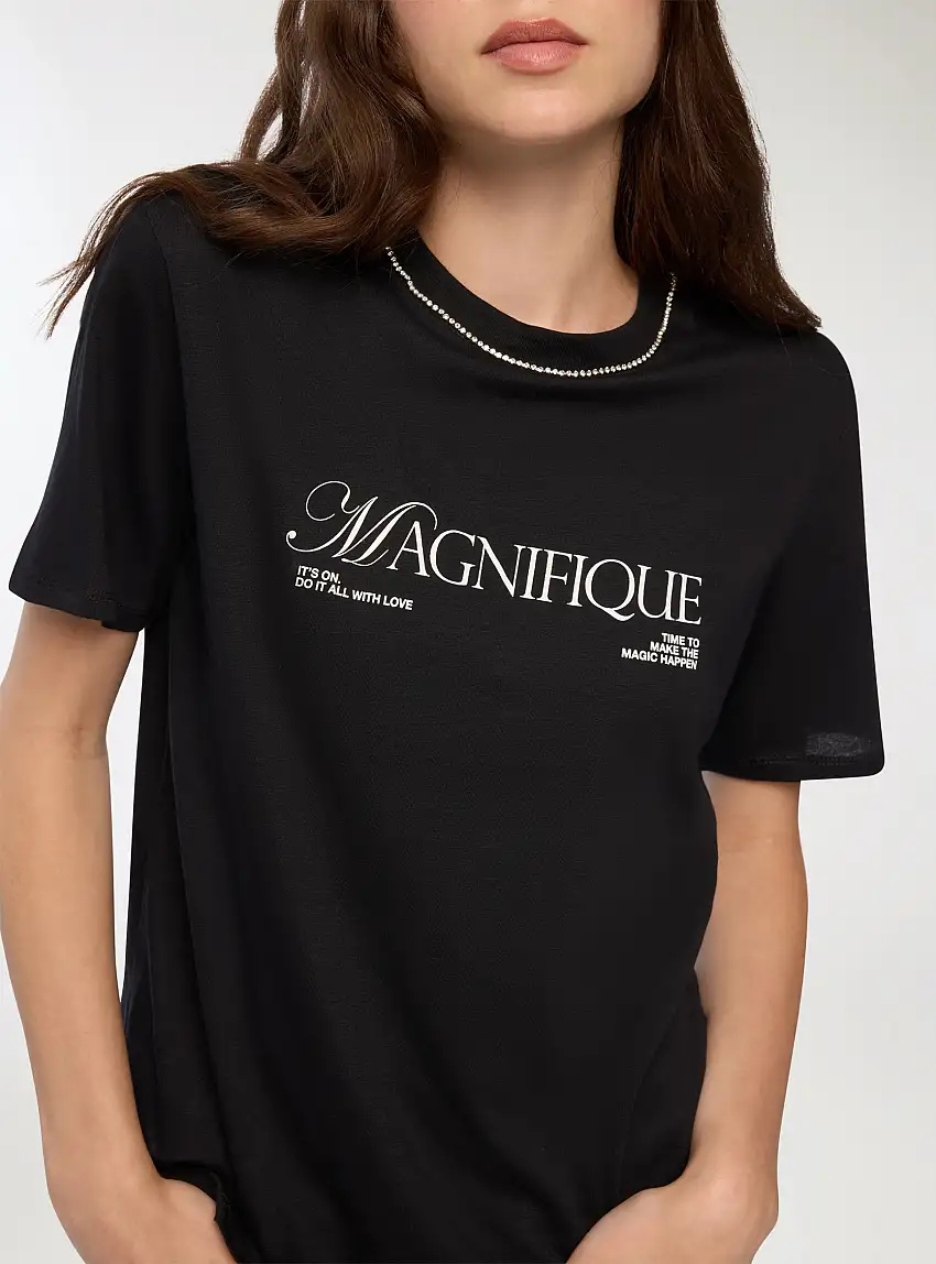 T-shirt ampia con scritta e dettagli gioiello Nero