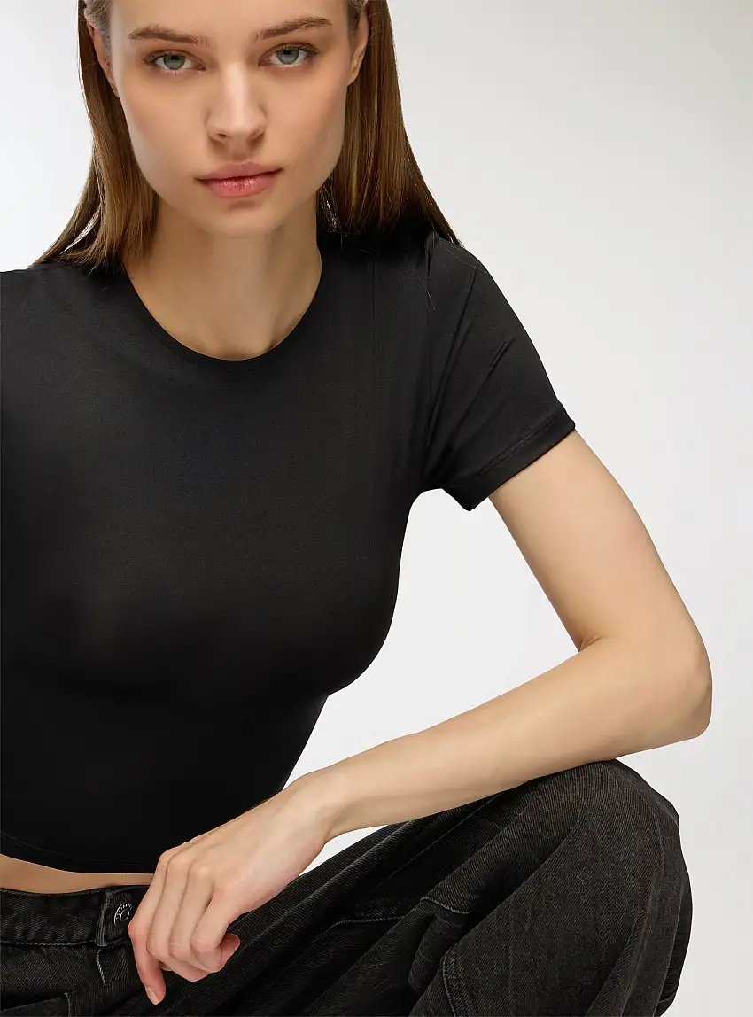 T-shirt crop elasticizzata Nero