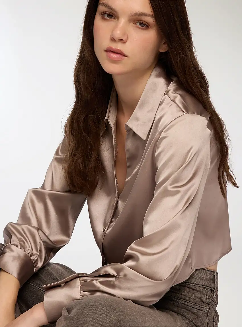 Camicia crop effetto raso Tortora