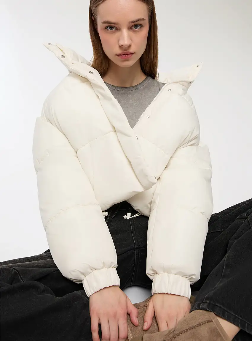 Giubbotto crop con collo alto e cappuccio Avorio