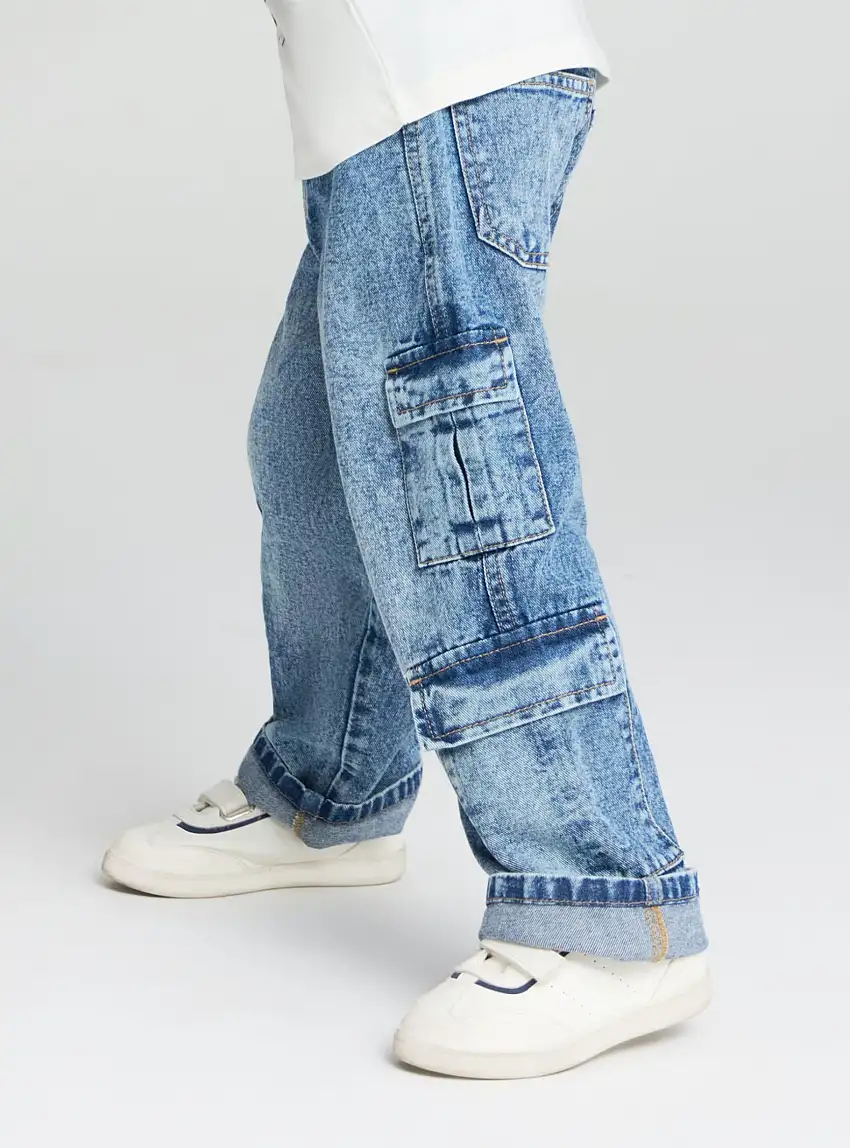 Jeans cargo con tasche multiple Var blu denim medio