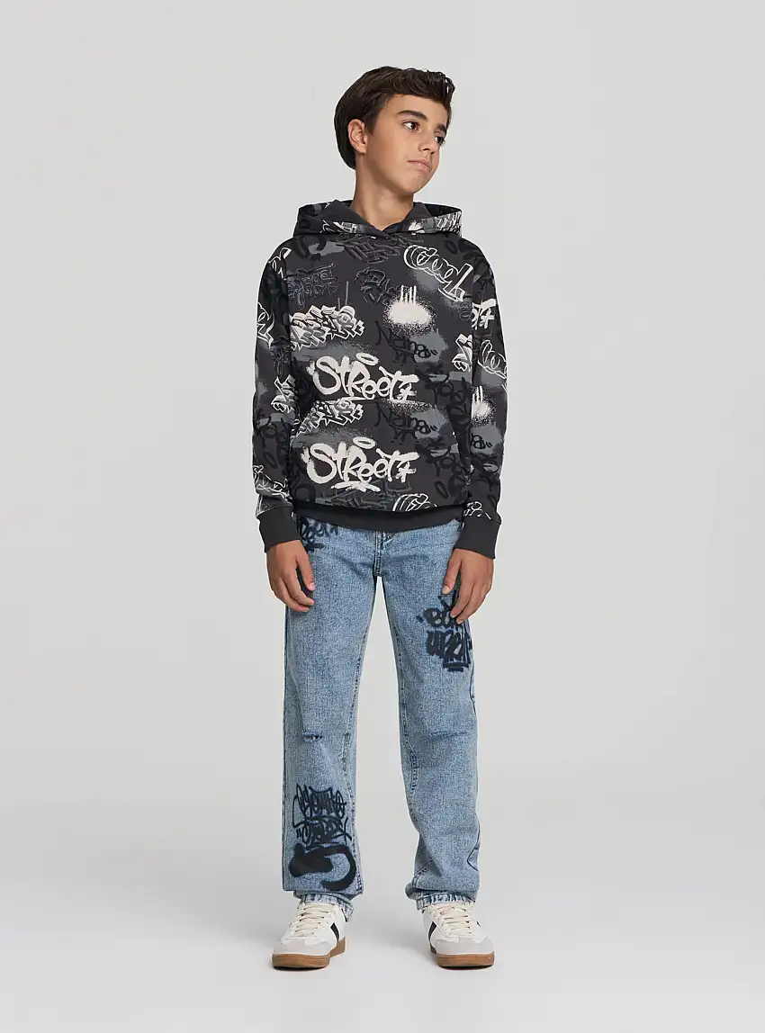 Jeans con stampa graffiti e strappi Var blu denim chiaro