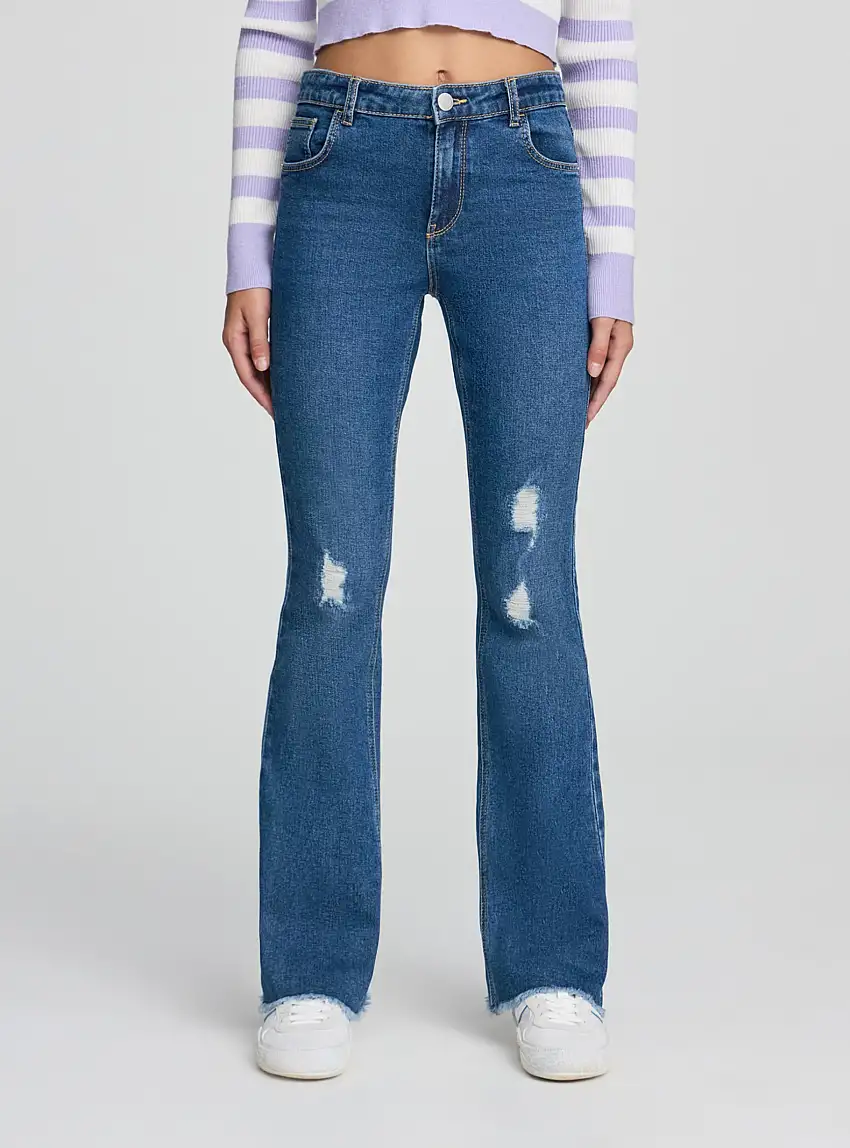 Jeans zampa con strappi Var blu denim medio