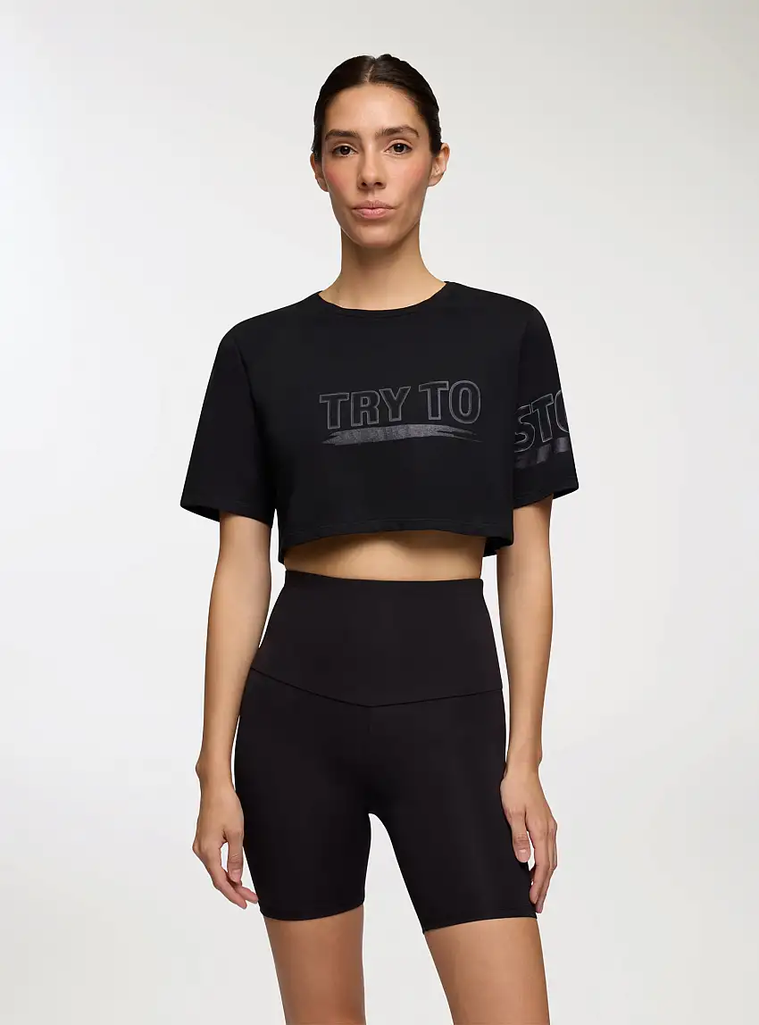 T-shirt sportiva crop over con scritta Nero
