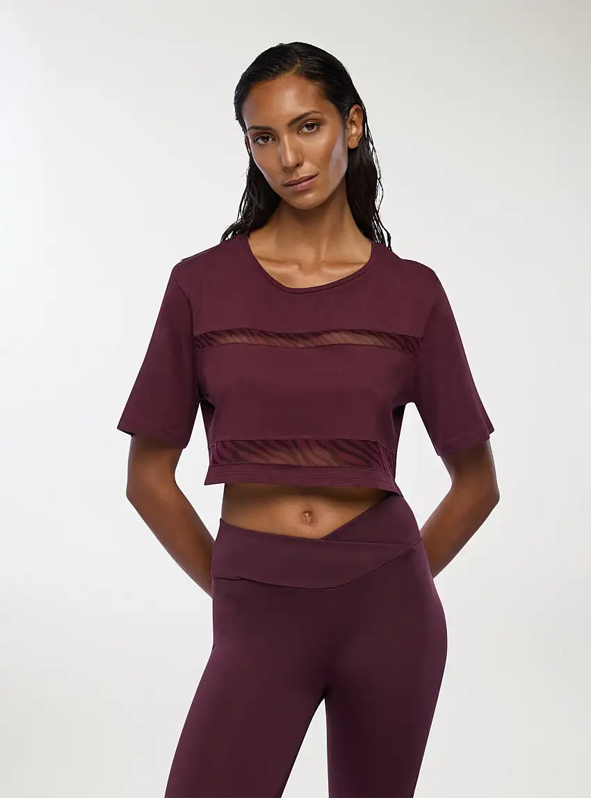 T-shirt sportiva crop con trasparenze Prugna