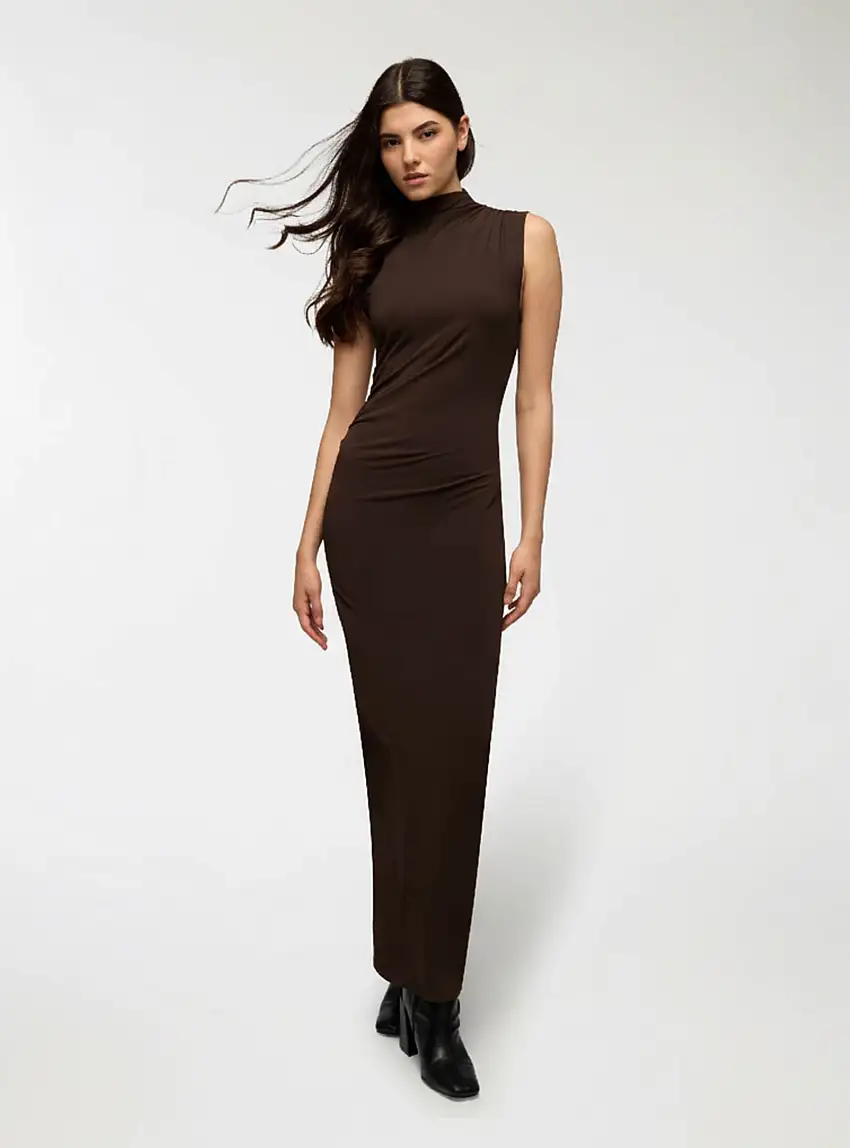 Vestito lungo drappeggiato collo alto Marrone scuro