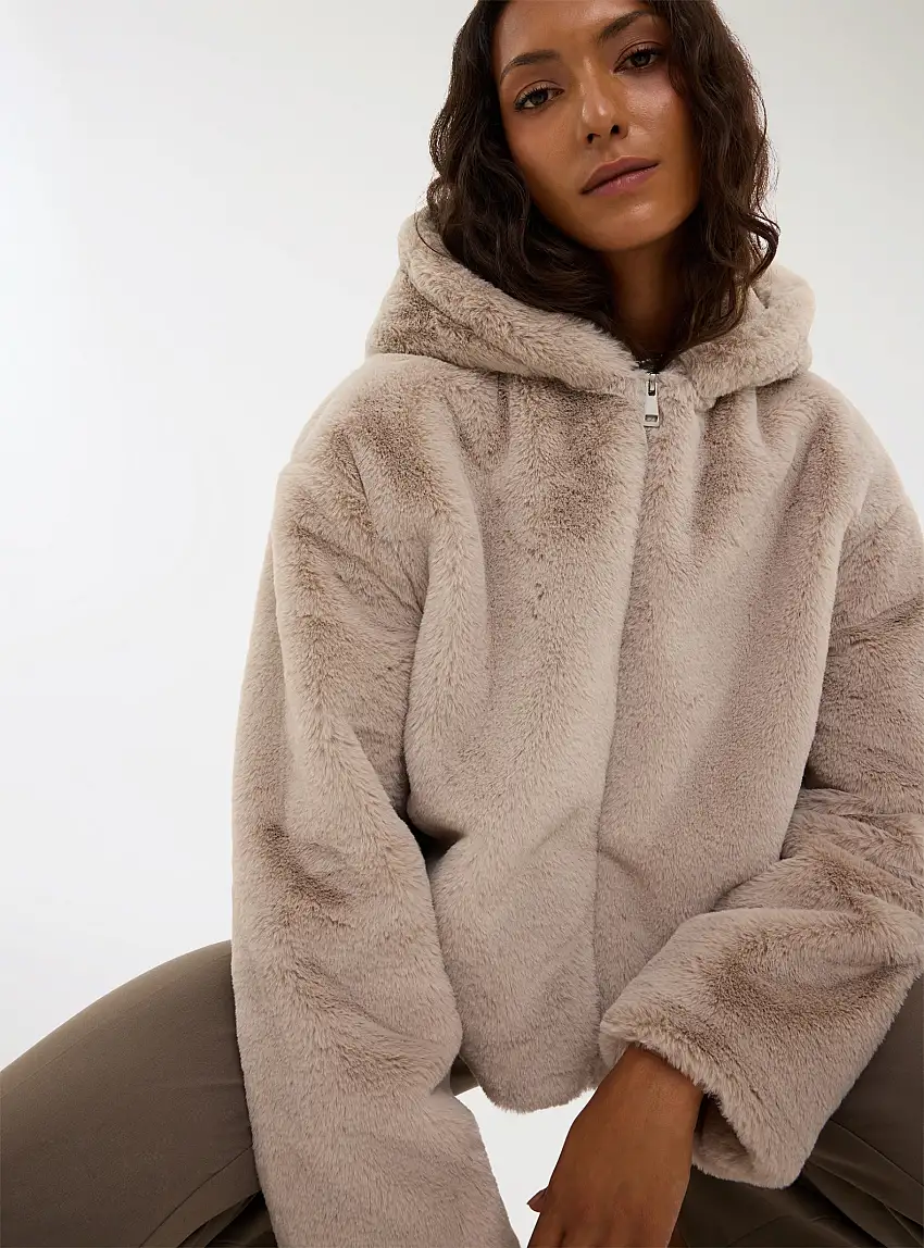 Pelliccia sintetica con cappuccio Tortora