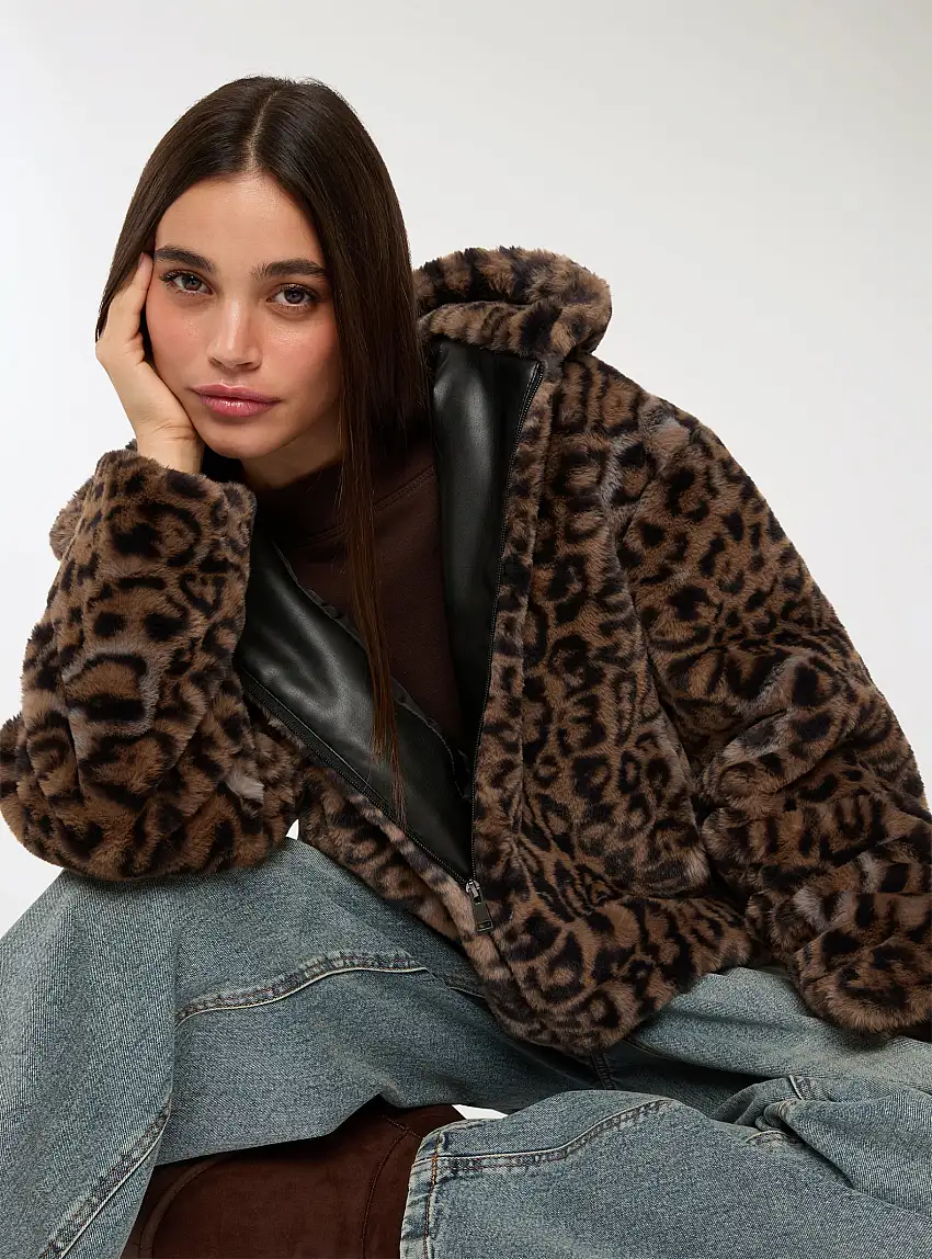 Pelliccia sintetica con cappuccio fantasia animalier Var marrone