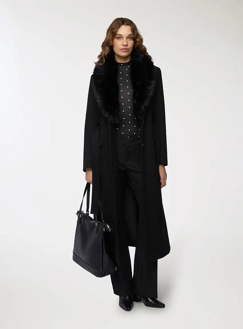 Cappotto con cintura e collo effetto pelo Nero