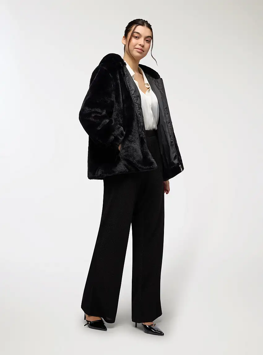 Cappotto corto in similpelliccia con cappuccio Nero