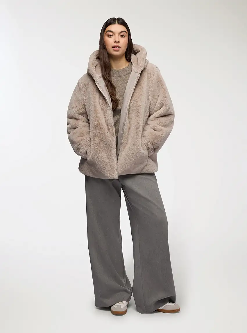 Cappotto corto in similpelliccia con cappuccio Tortora