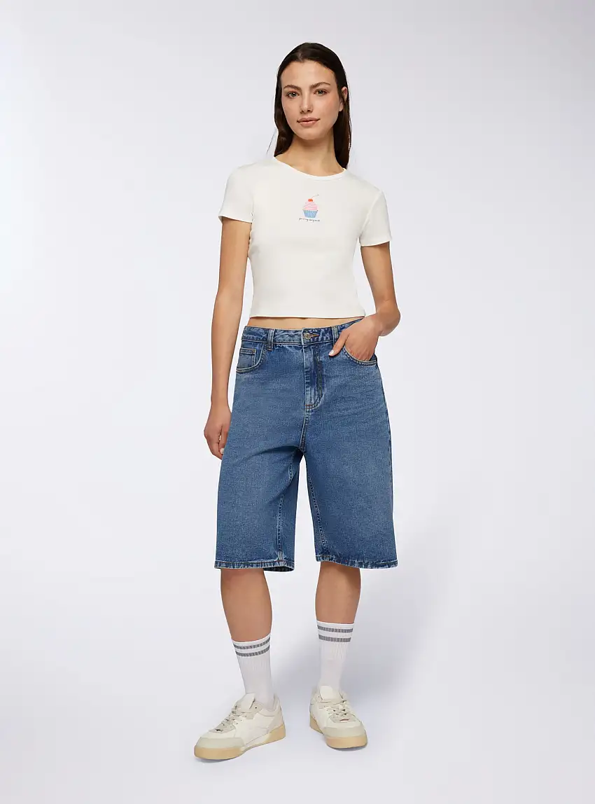 T-shirt crop con stampa cupcake e scritta Bianco lana