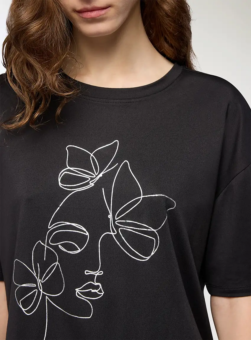 T-shirt con stampa volto e farfalle Nero