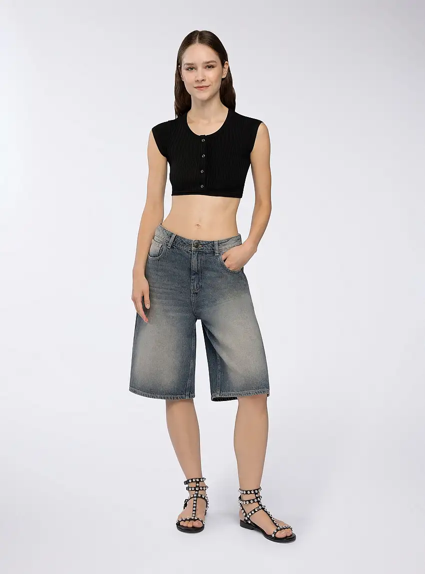 T-shirt crop con bottoni Nero