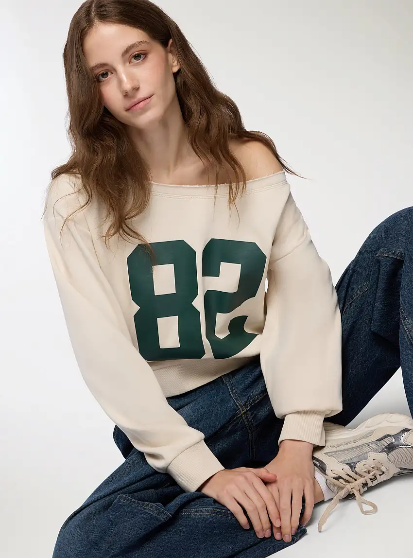 Felpa crop con spalle scoperte e numero Avorio