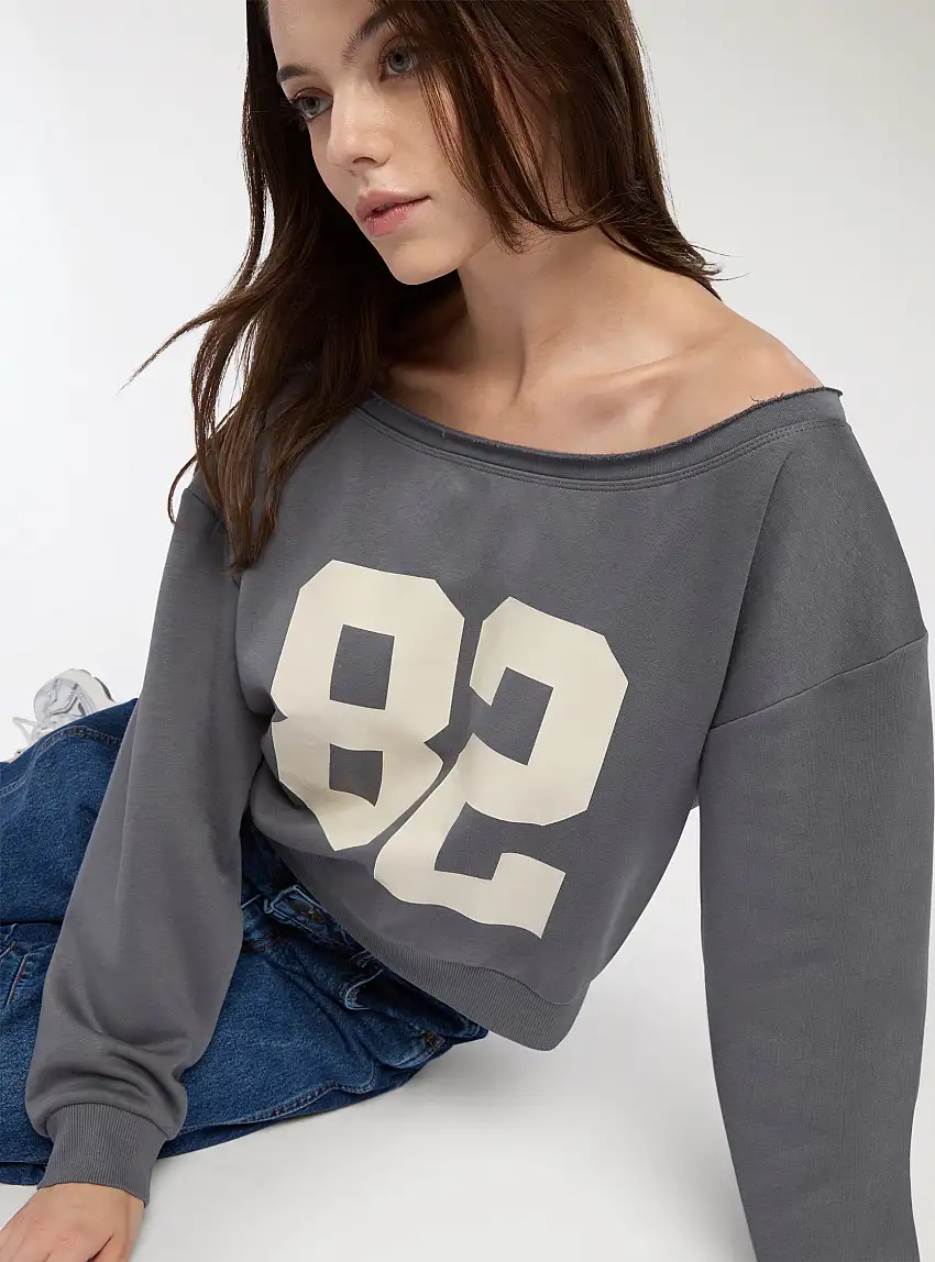 Felpa crop con spalle scoperte e numero Grigio scuro