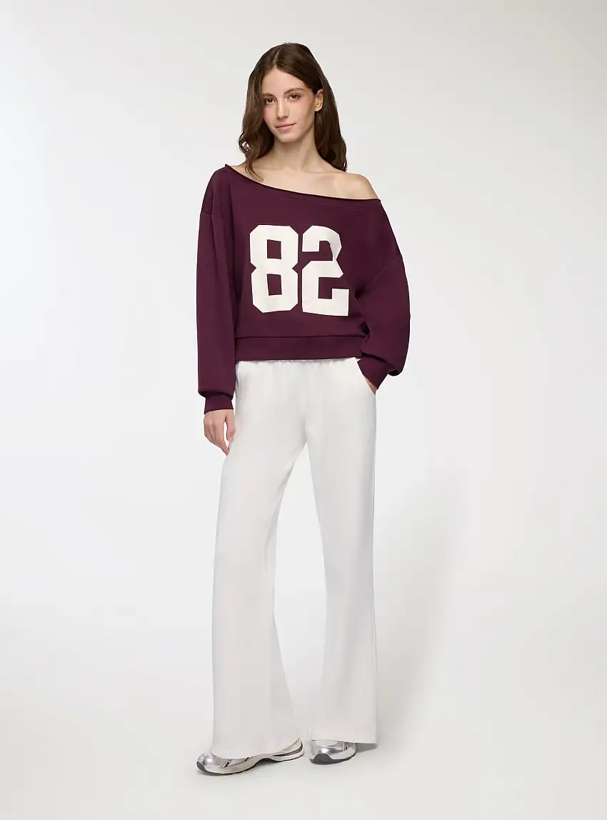 Felpa crop con spalle scoperte e numero Prugna