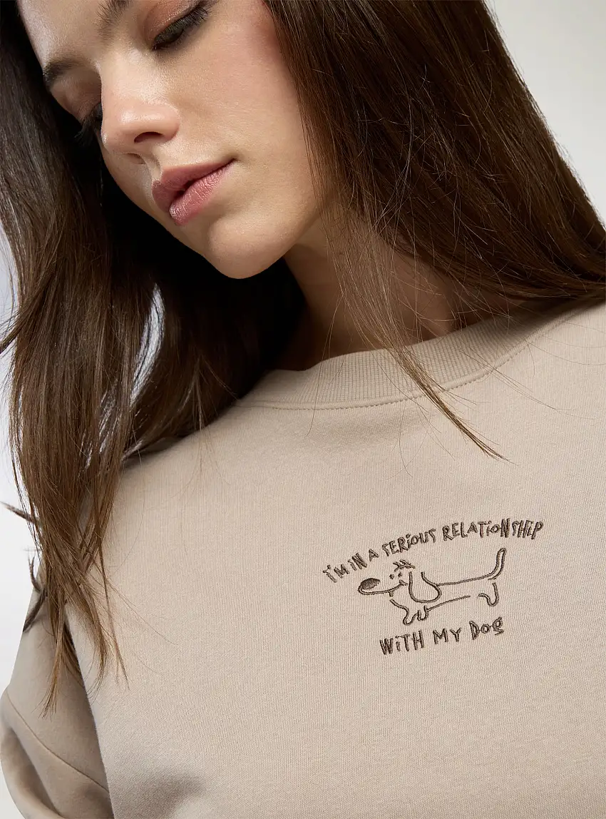 Felpa girocollo con ricamo cagnolino Tortora