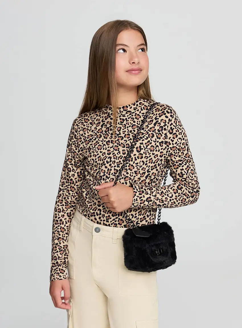 Borsa a tracolla in similpelliccia con charm Nero