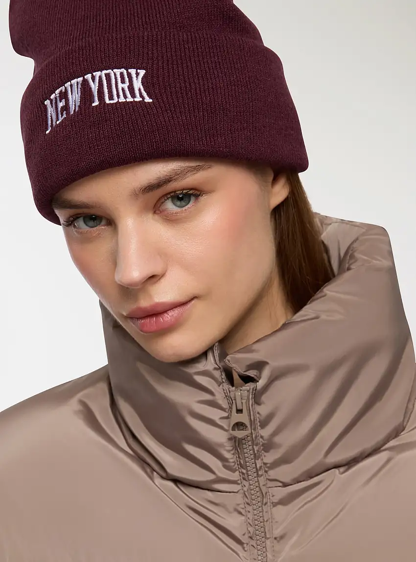 Berretto con scritta New York Prugna