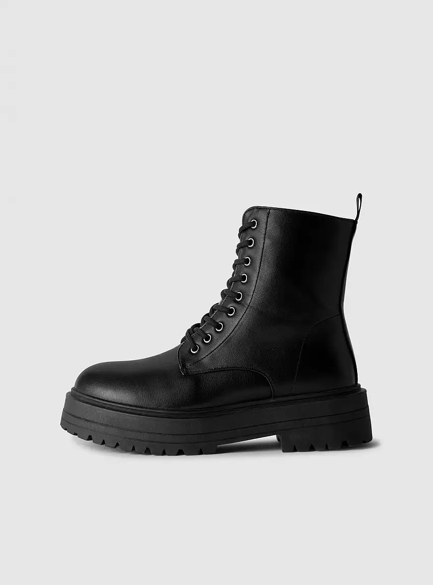 Anfibi con suola carrarmato e zip laterale Nero