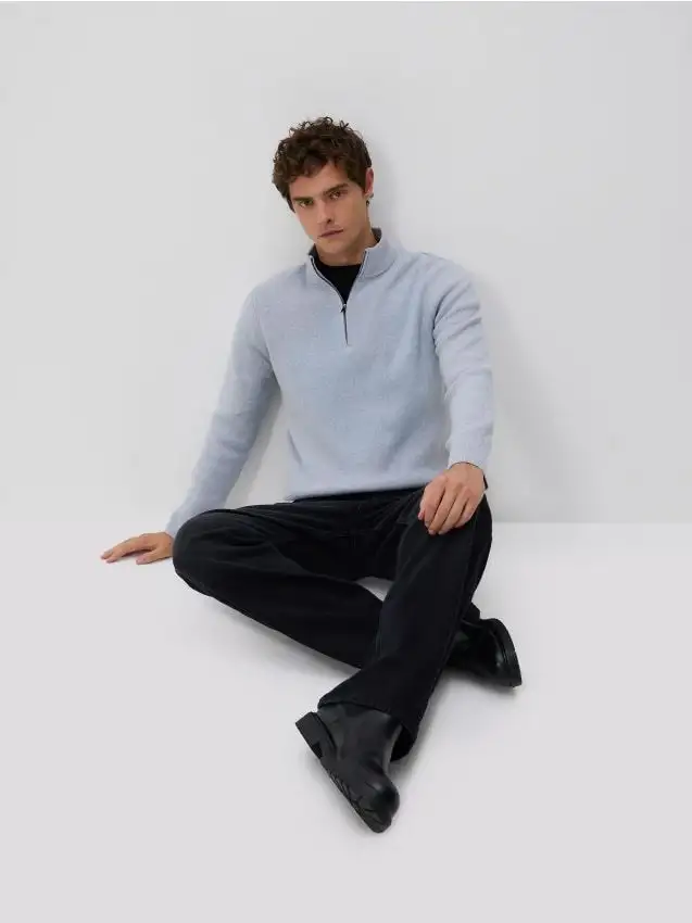 Maglione con dolcevita allacciato Colore grigio chiaro